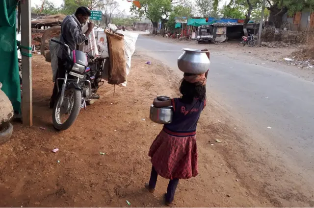 पाणीटंचाईची झळ लहान मुलांनाही बसते.