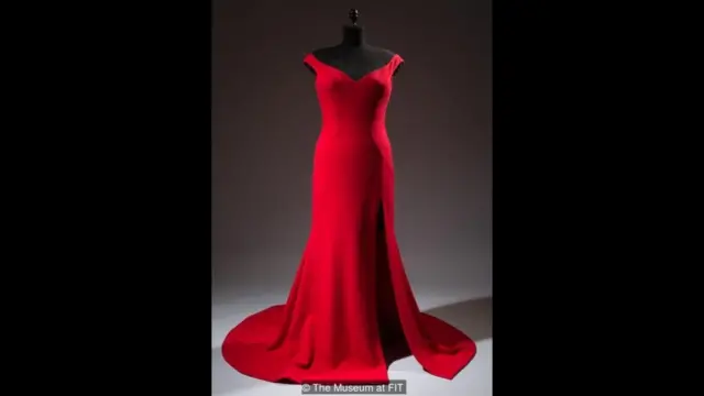 Perancang Christian Siriano membuat gaun merah yang memesona untuk aktris Leslie Jones setelah dia mengeluh di Twitter bahwa tidak ada label yang mau mendandaninya karena ukurannya.