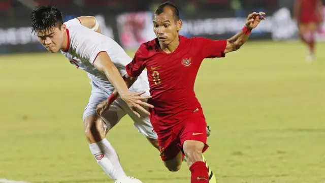 Duy Mạnh (áo trắng) trong trận đấu hôm 15/10