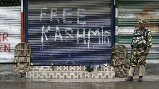 कश्मीर में तैनात सुरक्षा जवान