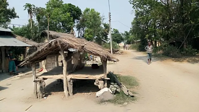 कैलालीको टीकापुर नगरपालिकामा सडकमै रहेको छाउगोठ जहाँ महिलाहरू महिनावारी भएका बेला पाँच दिन सुत्ने गर्छन्।