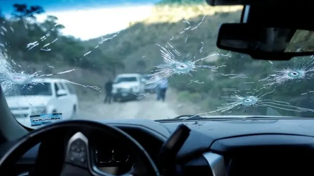 Una camioneta con impactos de bala