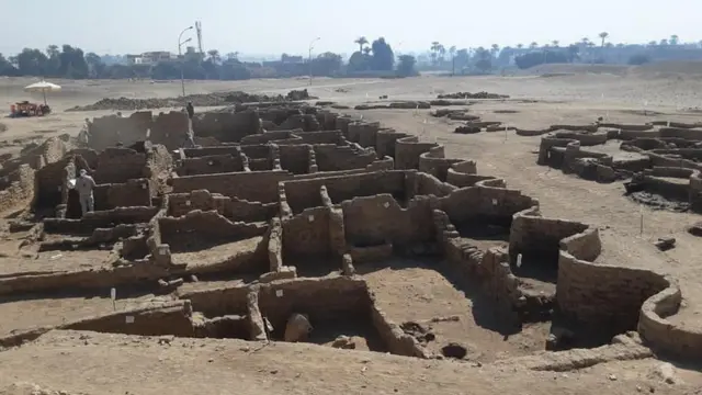 Vue d'ensemble d'une ville antique découverte près de Louxor en Égypte.