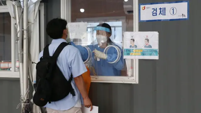 보건복지부는 "이달 말까지는 전 국민 50% 이상 1차 접종이 가능할 것"이라는 전망을 내놨다