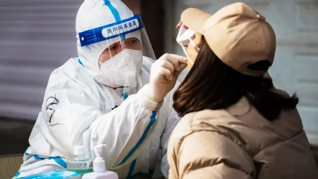 فحوص طبية لاكتشاف الإصابة بكوفيد في الصين