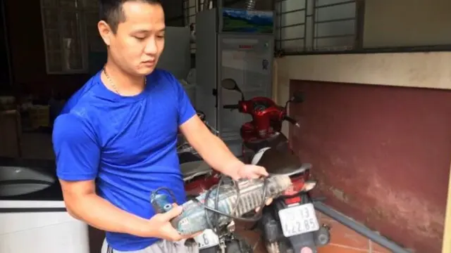 Anh Phạm Thành Công và máy khoan được dùng để đục tường cứu đứa bé