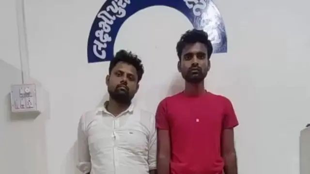 குற்றம் சாட்டப்பட்டவர் தன் கையை தொடர்ந்து பாக்கெட்டில் வைத்துக்கொண்டிருந்தார்.