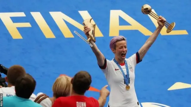 Meghan Rapinoe w'imyaka 34 yegukanye ibihembo by'umukinnyi wahize abandi