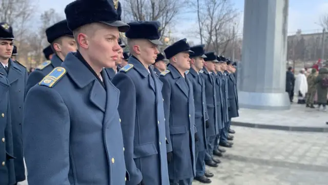 Військові біля флагштока