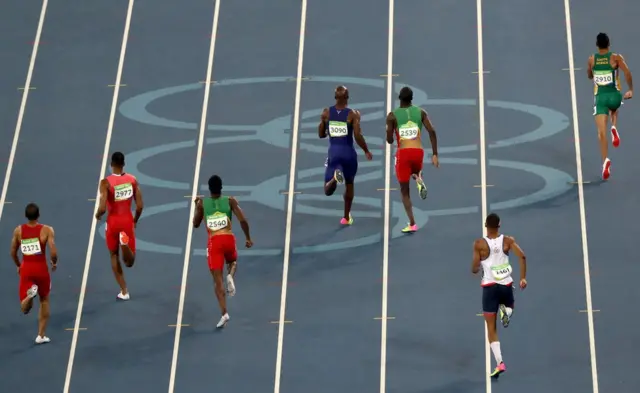 Van Niekerk lidera el grupo desde la octava calle (a la derecha) en la carrera de los 400 metros en las Olimpiadas de Río 2016.