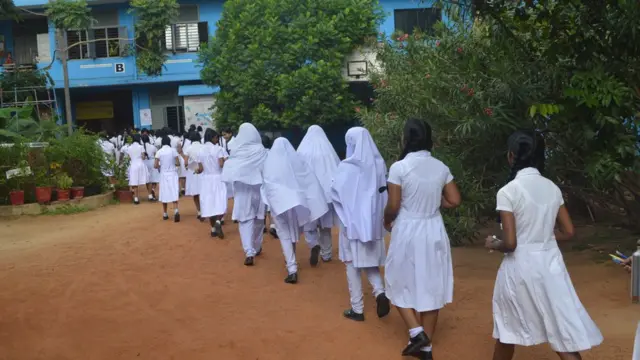 முஸ்லிம் மாணவிகள்