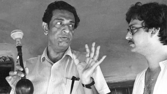 सत्यजीत रे ने 14 फ़िल्मों में सौमित्र चटर्जी के साथ काम किया.