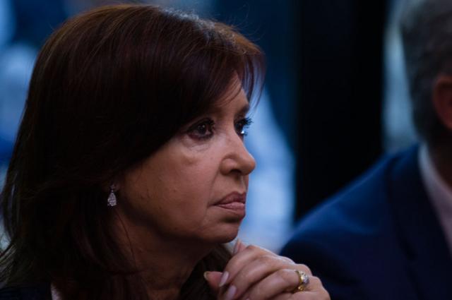 Cristina Fernández de Kirchner sentada en banquillo durante un juicio por corrupción, en 2019.