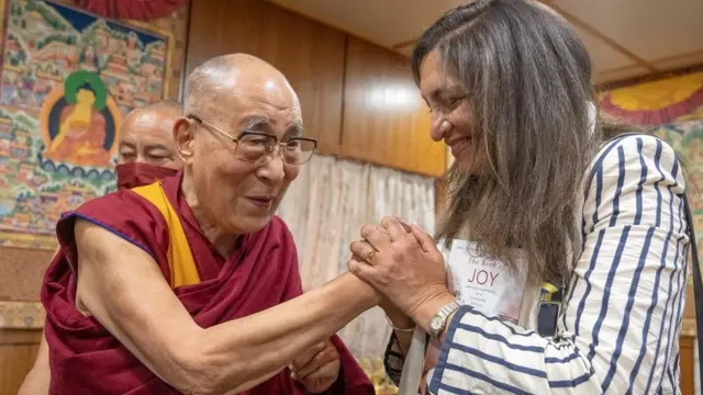 दलाई लामासँग भेट्दै अज्रा