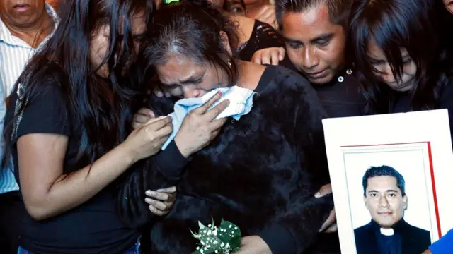 Funderal del sacerdote José Alfredo Juárez de la Cruz