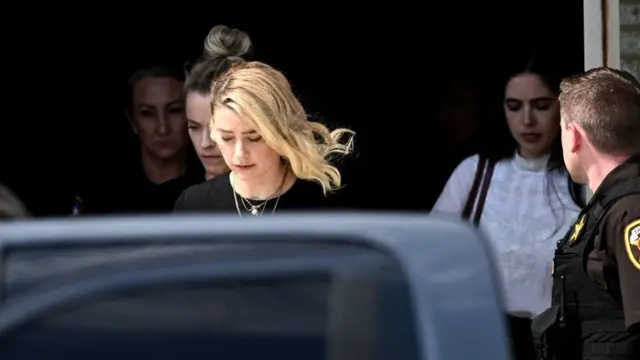 Amber Heard sale de la corte luego de que un jurado de Virginia determinó que difamó a su esposo.