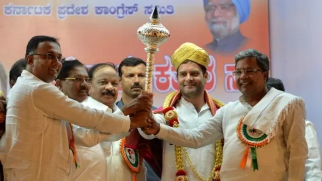 કર્ણાટકના મુખ્ય પ્રધાન સિદ્ધારમૈયા અને કોંગ્રેસના અન્ય નેતાઓ સાથે રાહુલ ગાંધી