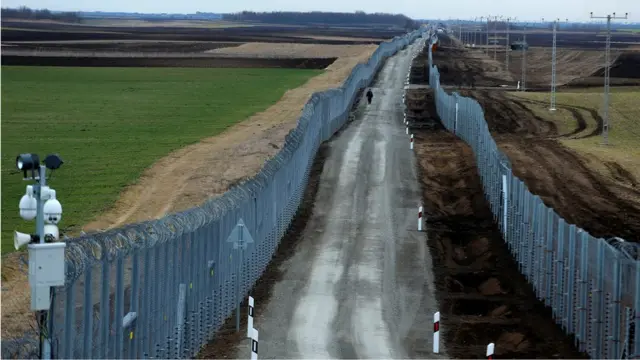 Macaristan'ın Sırbistan sınırına inşa ettiği dikenli teller
