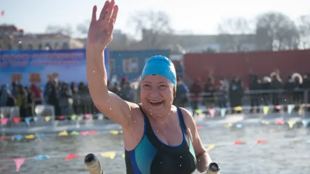 Жінка вийшла з води