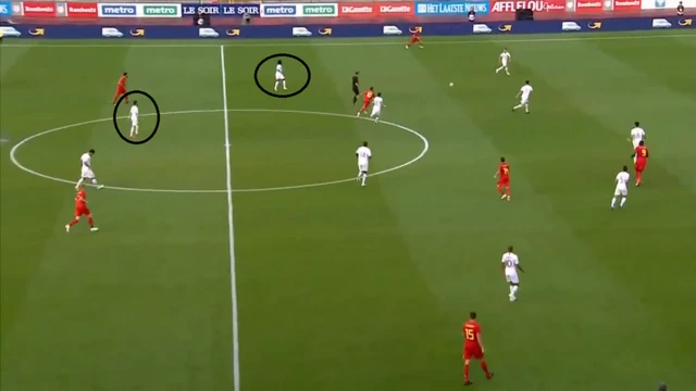 ۲-۴-۴ دفاعی آغاز بازی. گلسون مارتینز هافبک راست و برناردو سیلوا در خط حمله.