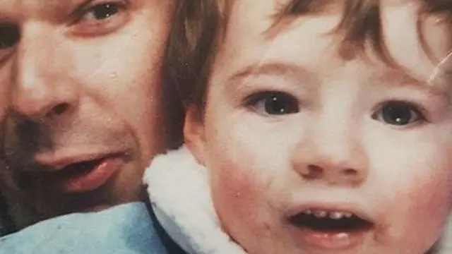 جيسون ايفانز حينما كان صغيرا مع والده