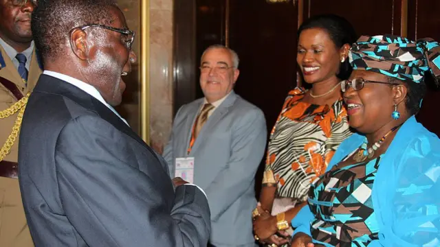 Tsohon shugaba Robert Mugabe lokacin da yake magana da tsohuwar ministar kudi ta Nigerian minister Ngozi Okonjo-lweala daga dama , Sarauniyar Buganda Sylvia Magginda Nnangareka daga tsakiya,a wani taron da aka yi a Harare babban birnin kasar Zimbabwe ranar 24, ga watan Mayun 2012.