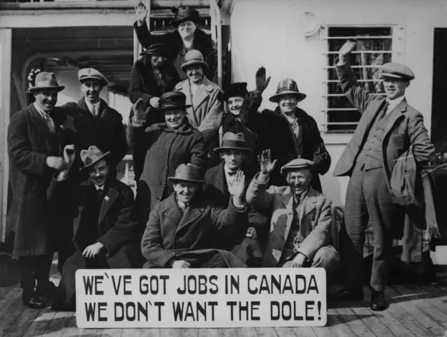 Grupo de inmigrantes escoceses viajan a Canadá en 1925 en busca de empleos.