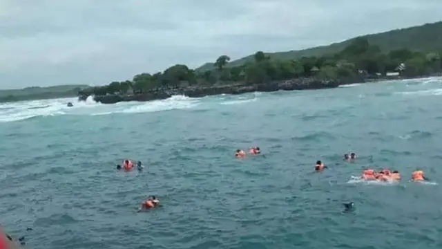 Cuaca buruk dan tingginya ombak menghambat usaha penyelamatan.