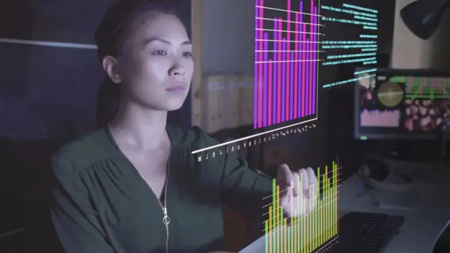 Mujer interactuando con pantalla virtual