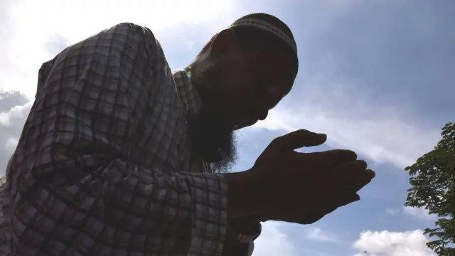 नमाज़ पढ़ता एक आदमी