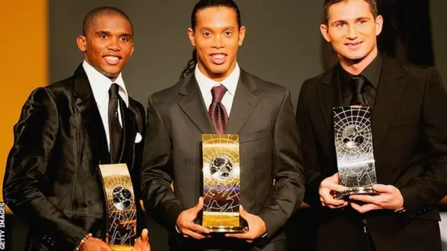Samuel Eto'o (daga bangaren hagu) da Ronaldinho (daga tsakiya) da Frank Lampard (daga bangaren dama)