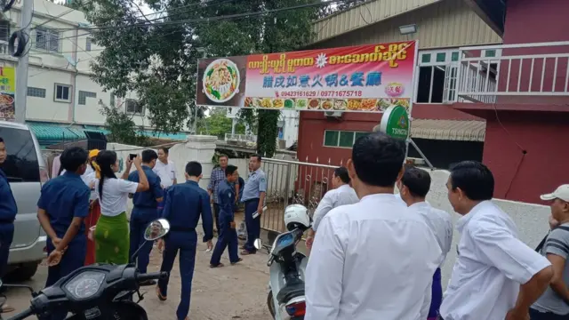 ခွင့်ပြုချက် မရှိဘဲ တပ်ဆင်ထားတဲ့ မြဝတီက စီးပွား လုပ်ငန်း ဆိုင်းဘုတ် တစ်ခုကို စည်ပင်က လိုက်လံ ဖြုတ်သိမ်းနေတဲ့ မြင်ကွင်း