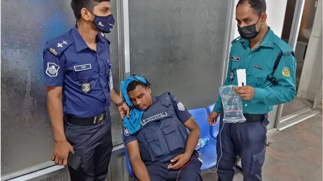 বিদ্যুৎকেন্দ্রে সংঘর্ষের ঘটনায় পুলিশসহ অনেকেই আহত হয়।