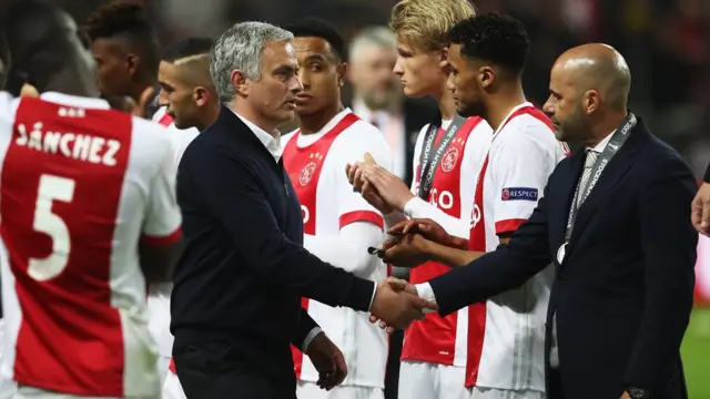 ajax menajeri Peter Bosz ile Manchester United menajeri Mourinho el sıkışıyor.
