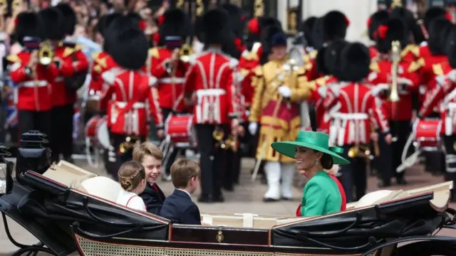 Карета на фоне офицеров