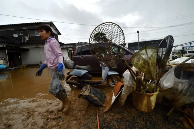கடும் மழையில் சின்னாபின்னமான தெற்கு ஜப்பான் (புகைப்படத் தொகுப்பு)