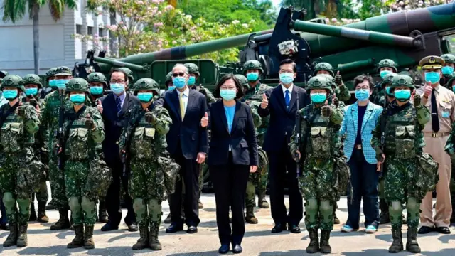 Tsai Ing-wen (no centro) aparece entre soldados e funcionários do governo posando para foto, todoscasa de apostas internacionalmáscara