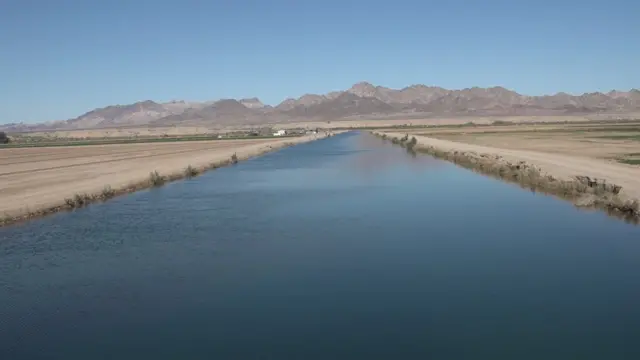 کانال هایی که آب رود کلورادو را به طرف زمین های کشاورزی هدایت می کند