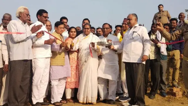 बुद्धनगर खडुआ गांव में सोत नदी पर चैकडेम का उद्घाटन करती मंत्री गुलाब देवी