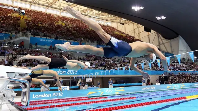 Los trajes en la natación masculina
