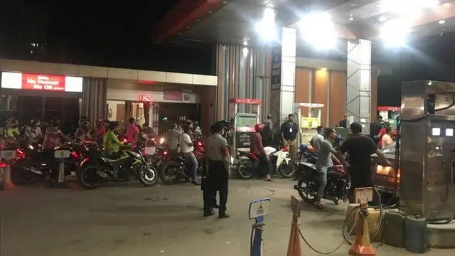 শুক্রবার রাতে ঢাকায় একটি পাম্পের চিত্র