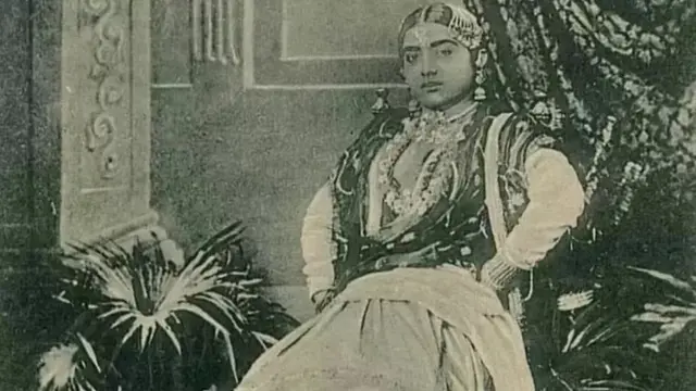 ਗੌਹਰ ਜਾਨ ਇਸ ਸ਼ਰਤ 'ਤੇ ਫੰਡ ਇਕੱਠਾ ਕਰਨ ਵਾਲੇ ਸਮਾਗਮ ਦਾ ਆਯੋਜਨ ਕਰਨ ਲਈ ਸਹਿਮਤ ਹੋ ਗਈ ਕਿ ਗਾਂਧੀ ਉਸ ਦੇ ਸਮਾਗਮ ਵਿਚ ਸ਼ਾਮਲ ਹੋਣਗੇ।