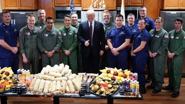 Коли президент США Дональд Трамп відвідував берегову охорону США, там розклали фрукти та бутерброди. Палм Біч, Флорида