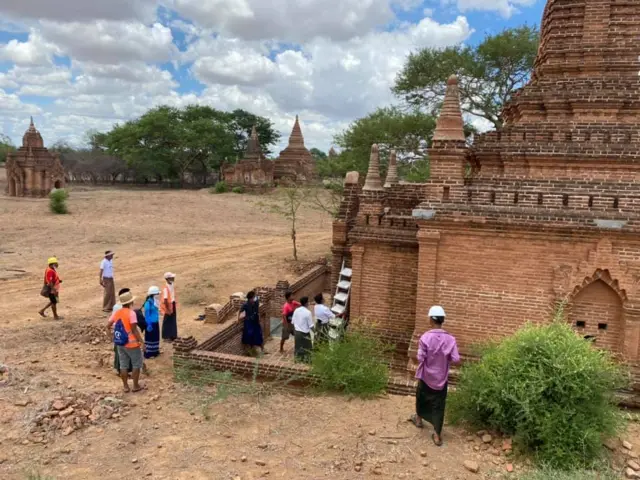 ဖောက်ထွင်းခံရတဲ့ ဘုရားတွေကို လိုက်လံစစ်ဆေးကြစဥ်
