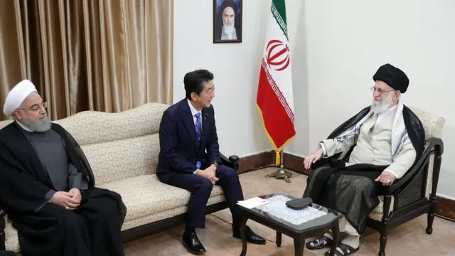 رهبر جمهوری اسلامی و نخست‌وزیر ژاپن و رئیس‌جمهوری ایران