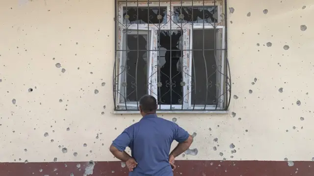 Patlamanın yıkıcı etkisi, duvardaki izlerden görülüyor