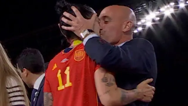 Luis Rubiales kisses Jenni Hermoso