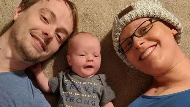 Ben y Sarah con su hijo, Noah