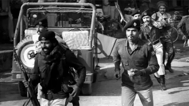 मुर्तझा समर्थक आणि पोलिसांमध्ये झालेल्या झटापटीतलं दृश्य