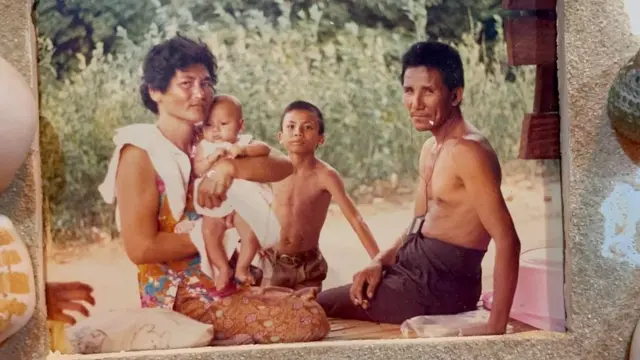 พระมหาสมปองเผยแพร่ภาพโยมแม่และโยมพ่อสมัยที่เขายังเป็นเด็ก